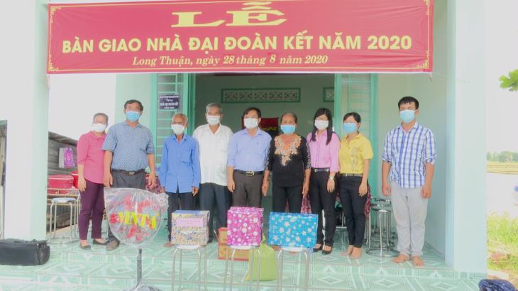 Bến Cầu trao tặng nhà đại đoàn kết cho hộ nghèo ở xã Long Thuận